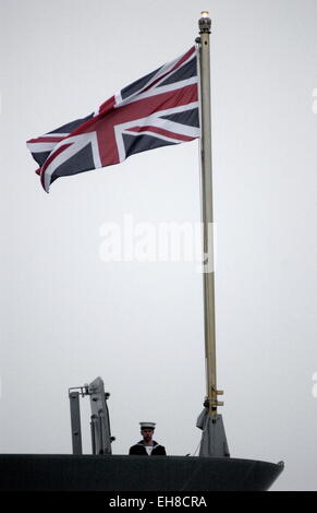 AJAXNETPHOTO. 28. JANUAR 2009. PORTSMOUTH, ENGLAND. -UNION "JACK" - GEBEN SIE HMS DARING, ZUNÄCHST VON DER ROYAL NAVY SECHS NEUE 45 ZERSTÖRER ANKUNFT IN PORTSMOUTH NAVAL BASE. FOTO: JONATHAN EASTLAND/AJAX REF: D92801 2188 Stockfoto