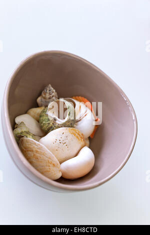 Nahaufnahme von dekorativen Schalen in einer Porzellanschüssel Stockfoto