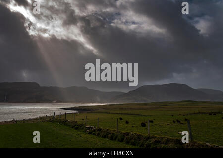 Loughros Point, County Donegal, Irland. 9. März 2015. Irland Wetter: Sonnenlicht durchbricht Sturmwolken als Hurrikan Winde und schwere Atlantischen Ozean schwillt Teig der Donegal-Küste in der Nähe von Ardara. Bildnachweis: Richard Wayman/Alamy Live-Nachrichten Stockfoto