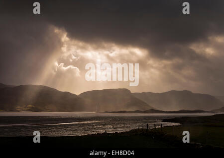 Loughros Point, County Donegal, Irland. 9. März 2015. Irland Wetter: Sonnenlicht durchbricht Sturmwolken als Hurrikan Winde und schwere Atlantischen Ozean schwillt Teig der Donegal-Küste in der Nähe von Ardara. Bildnachweis: Richard Wayman/Alamy Live-Nachrichten Stockfoto