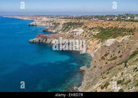 die Küste des Schwarzen Meeres in der Nähe der Stadt Sewastopol auf einem klaren sonnigen Tag Stockfoto