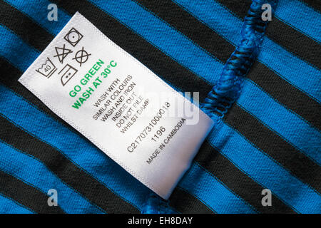 Go Green Wash bei 30 Grad C Made in Cambodia Label in Kleidung - verkauft in Großbritannien Vereinigtes Königreich, Großbritannien, Pflege waschen Symbole und Anweisungen Stockfoto