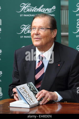 Sir Roger Moore signiert Kopien seiner Autobiographie "Last Man Standing: Geschichten von Tinseltown", am Hatchards St Pancras Station, London mit: Sir Roger Moore wo: London, Vereinigtes Königreich bei: 04 Sep 2014 Stockfoto