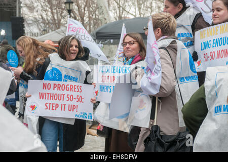 New York, USA. 8. März 2015. Tausende nehmen Teil in der Marsch für die Gleichstellung der Geschlechter und Frauenrechte am internationalen Frauentag in New York auf Sonntag, 8. März 2015. Der Marsch, Co-Gastgeber der UN und New York mit NGO-Organisationen, reiste von den Vereinten Nationen zum Times Square und Gleichstellung der Geschlechter auf mehreren Plattformen einschließlich Arbeitsentgelt, die gläserne Decke und politische Repräsentation gefordert. Bildnachweis: Richard Levine/Alamy Live-Nachrichten Stockfoto