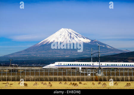 Ein Hochgeschwindigkeitszug vergeht unter Mt. Fuji in Japan. Stockfoto