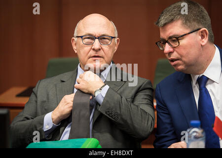 Brüssel, Bxl, Belgien. 9. März 2015. Französische Außenminister Michel Sapin (L) vor den Finanzministern der Einheitswährung EURO Zone Sitzung auf EU-Hauptquartier in Brüssel, Belgien auf 09.03.2015 von Wiktor Dabkowski © Wiktor Dabkowski/ZUMA Draht/Alamy Live News Stockfoto