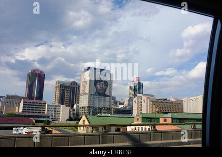Johannesburg Central Business District betrachtet aus dem Fenster eines Autos. Stockfoto