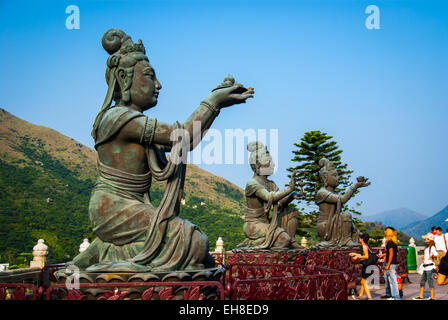 Göttinnen durchhalten Opfergaben an die riesigen Tian Tan Buddha auf Lantau Island, Hong Kong Stockfoto