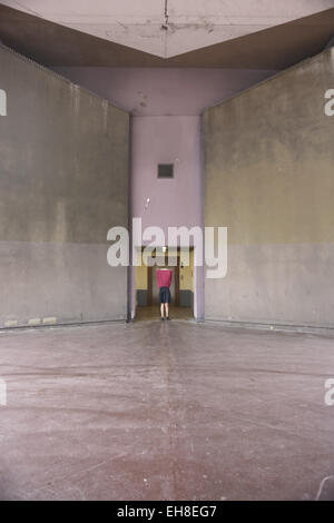Frau auf einem zeitgenössischen städtischen Raum durchführen. Stockfoto