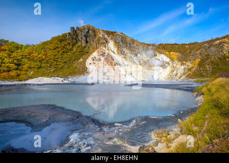 Mt. Hiyori erhebt sich über den Oyunuma See im Höllental, Noboribetsu, Hokkaido, Japan. Stockfoto