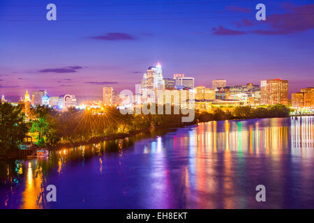 Hartford, Connecticut, USA Skyline Innenstadt über den Fluss. Stockfoto