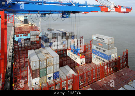 Die ersten Container sind von der weltweit größte Containerschiff "MSC-Oscar" kurz nach Ankunft auf dem Containerterminal in Wilhelmshaven, Deutschland, 7. März 2015 entladen wird. Das Schiff messen 395,4 m Länge, 59 Meter breit und hat eine Beladung Kapazität der 19 000 Behälter. Foto: Ingo Wagner/dpa Stockfoto