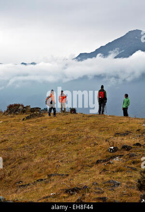 BHUTAN - Trekker, die eine Pause vom Abstieg aus Thombu La und Kopf zurück ins Tal Paro Chhu wird vorbereitet. Stockfoto