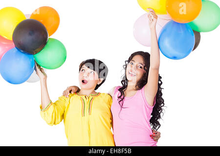 2 indische Mutter und Tochter fliegen Ballon genießen Stockfoto