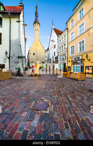 Alten Läden und Bars säumen den Weg zum Rathaus von Tallinn. Stockfoto