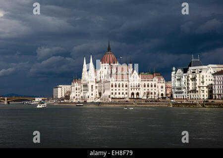 Parlamentsgebäude an der Donau, Budapest, Ungarn mit stürmischen Himmel hinter Stockfoto