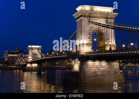 Kettenbrücke in der Abenddämmerung, Budapest, Ungarn Stockfoto