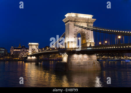 Kettenbrücke in der Abenddämmerung, Budapest, Ungarn Stockfoto