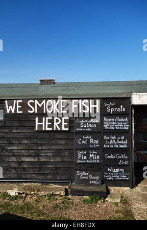 Melden Sie sich am Strand von Aldeburgh, Suffolk, Großbritannien, an einem Fischstand für frisch gefangenen und lokal geräucherten Fisch Stockfoto