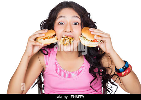 1 indische Junge Mädchen Teenager köstliche Snacks und Burger essen Stockfoto