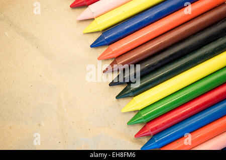 Reihe von farbigen Wachs, die Buntstifte up - Recycling-Papierhintergrund close aufgereiht Stockfoto