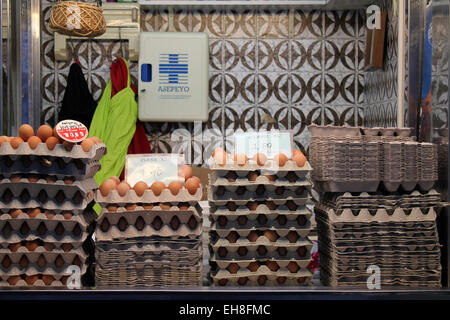 Eiern auf Verkauf in La Boqueria-Markt, Barcelona, Katalonien, Spanien Stockfoto