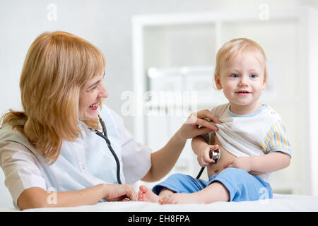 Arzt und Kind Junge mit Stethoskop Stockfoto