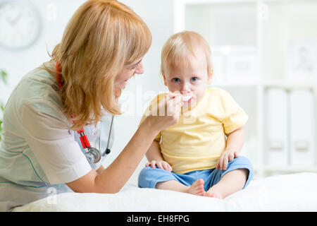 Arzt Medikament geben, mit einem Löffel kid Stockfoto