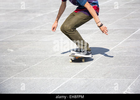 Skateboarder fahren Skateboard auf Betonplatten Stockfoto