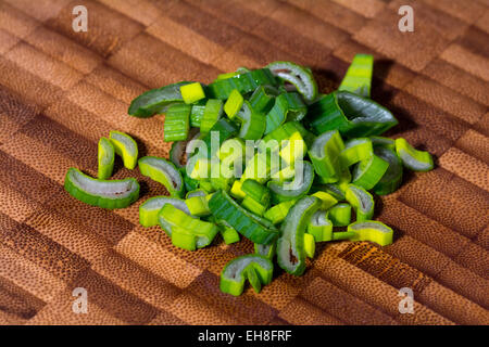 Geschnittenen Frühlingszwiebeln auf ein Schneidebrett Stockfoto