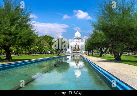 COLOMBO, SRI LANKA - FEBRUAR 27,2015. Colombo Stadt Rathausgebäude, das Hauptquartier von Colombo und Viharamahadevi Park Stockfoto