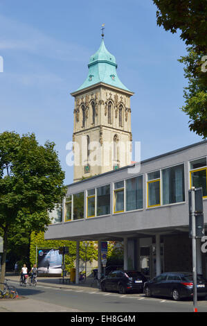 MUNSTER, Deutschland - AUGUST 2013: Alte und moderne Architektur in Gefangenschaft in einem Bild, Theater M? Nster und St. Martini Kirche Stockfoto