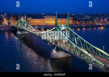 Freiheitsbrücke (auch bekannt als Freiheitsbrücke und Szabadság hid) über den Fluss Donau, Budapest, Ungarn.  In der Abenddämmerung aufgenommen. Stockfoto