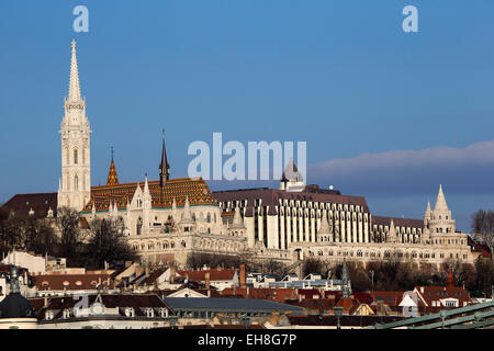 Budapest-Landschaft zeigt Buda Hill mit Matthiaskirche und Fischerbastei Stockfoto