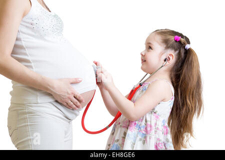 Kind Mädchen untersuchen schwangere Mutter Bauch Stockfoto