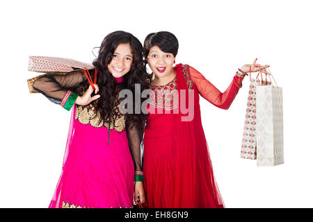 2 indische Mutter und Tochter Diwali Tasche Shopping Anzeigen Stockfoto