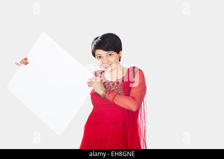 1 indische Erwachsene Frau Hausfrau Diwali Message Board anzeigen Stockfoto