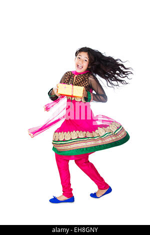 1 indische Mädchen Teenager Diwali Geschenk-Box anzeigen Stockfoto