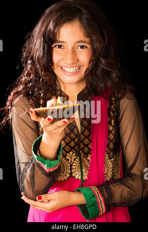 1 indische Mädchen Teenager Diwali Diya Gottesdienst halten Stockfoto