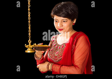 1 indische erwachsenen Frau Hausfrau Diwali hängende Lampe Anbetung Stockfoto