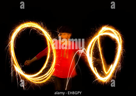 1 indische erwachsenen Frau Hausfrau Diwali genießen Burning Fire Cracker Stockfoto