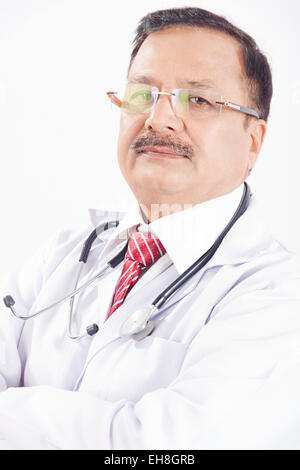 1 indische Senior erwachsener Mann Arzt stehend posiert Stockfoto