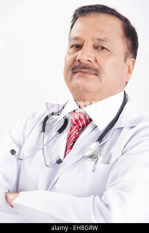 1 indische Senior erwachsener Mann Arzt stehend posiert Stockfoto