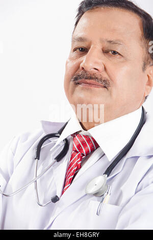 1 indische Senior erwachsener Mann Arzt stehend posiert Stockfoto