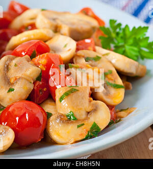 Sautierte Champignons mit Tomaten Stockfoto