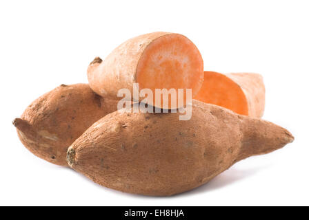Rohen Süßkartoffeln auf weißem Hintergrund. Stockfoto