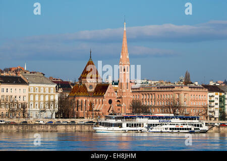 Reformierte Kirche mit einer Donau Kreuzfahrt Schiff im Vordergrund, Budapest, Ungarn Stockfoto