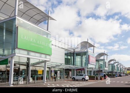 Eine Reihe von Geschäften. Laura Ashley und andere Geschäfte, Giltbrook Retail Park, Nottinghamshire, England, Großbritannien Stockfoto