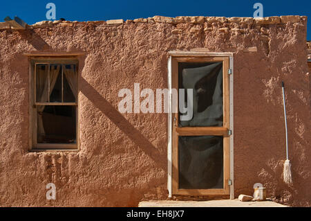 Detail des Adobe-Haus in Acoma Pueblo (Sky City), indianischen Pueblo in Acoma-Indianer-Reservat, New Mexico, USA Stockfoto