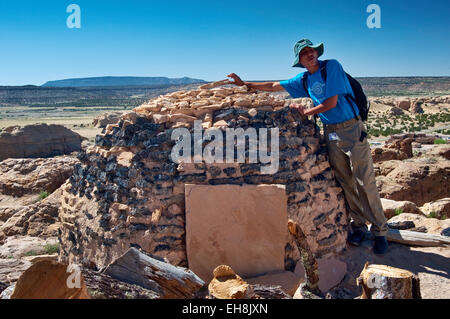 Lokale Führer in Horno, Adobe gebaut Outdoor-Ofen bei Acoma Pueblo (Sky City), New Mexico, USA Stockfoto